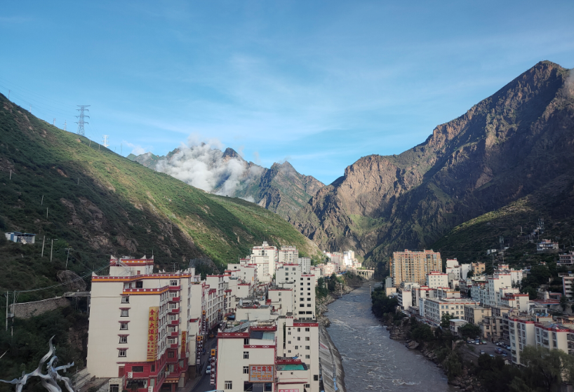 清晨的丹巴县城依山而建的藏寨与藏村,远远看去,充满灵气的山谷中